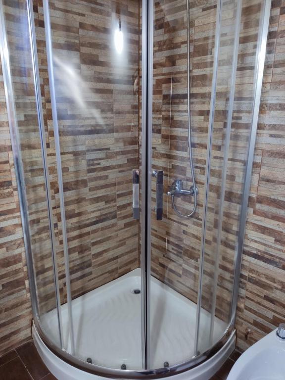 W łazience znajduje się prysznic ze szklanymi drzwiami. w obiekcie My home 2 w mieście El Calafate