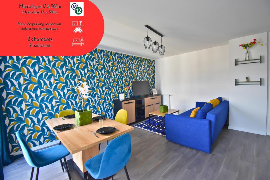 Un comedor con una mesa y sillas azules. en Écho Parisien, en Aubervilliers