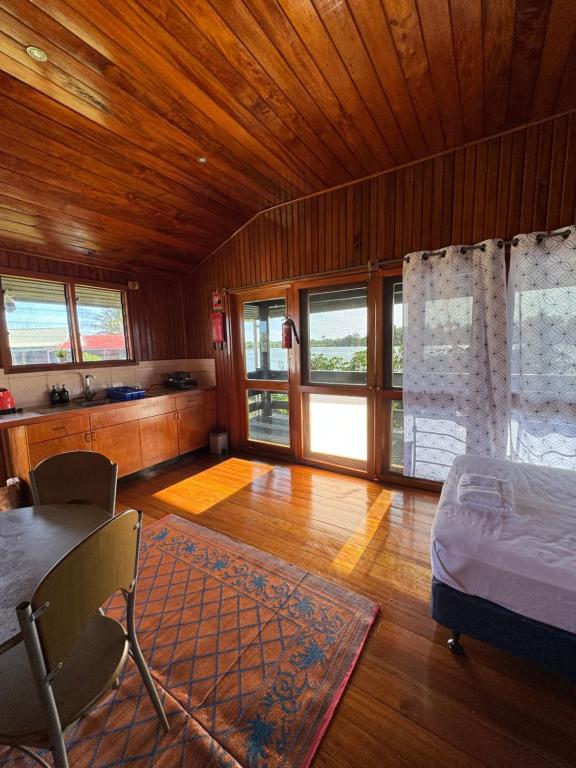 sypialnia z łóżkiem, stołem i krzesłami w obiekcie Sunset View-Villa w mieście Pacific Harbour