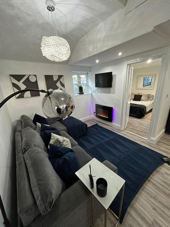 uma sala de estar com um sofá e uma mesa em Hertford HOME em Hertford