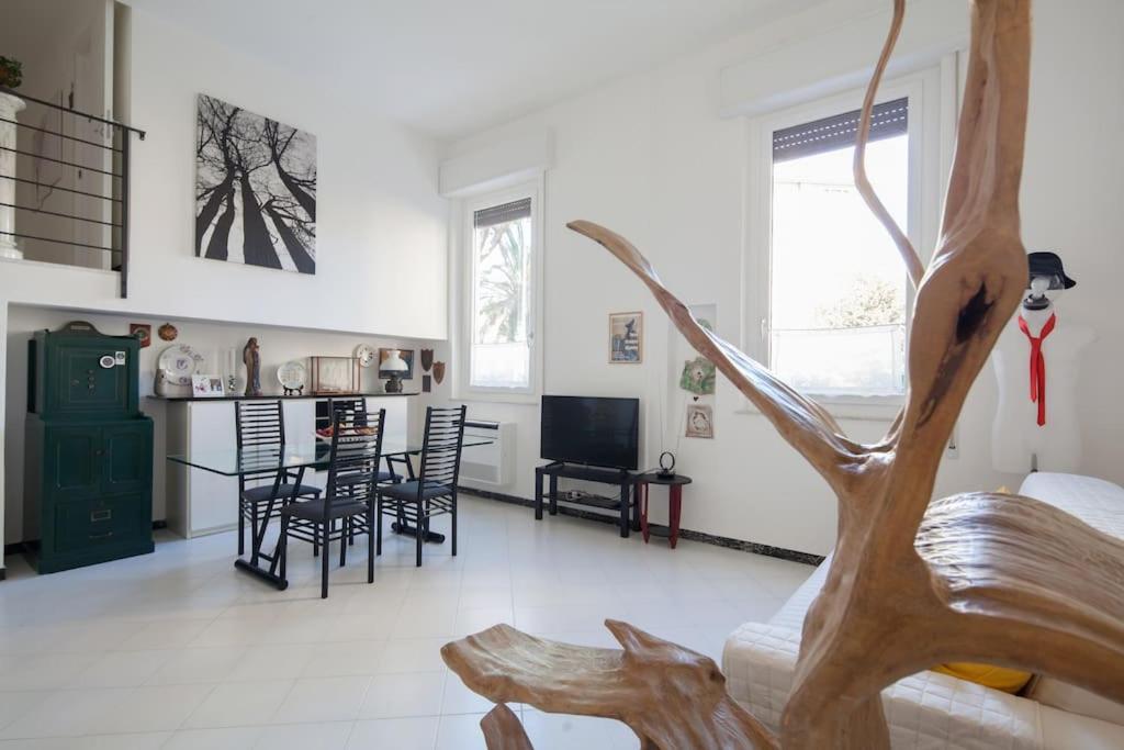 salon ze stołem i krzesłami w obiekcie La Casa del Forziere Verde w mieście La Spezia