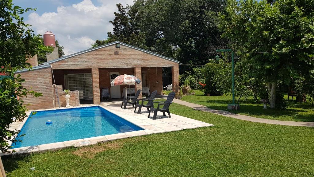 Bazén v ubytování Cabañas EL PATO Coronda Santa fe nebo v jeho okolí