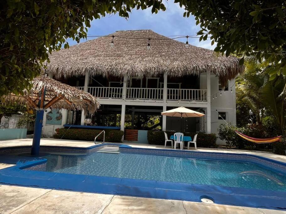 een resort met een zwembad en een gebouw bij Casa Aris in Escuintla