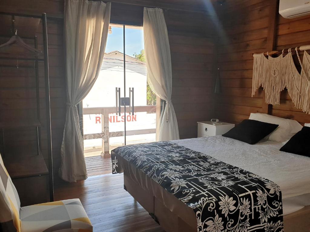 Postel nebo postele na pokoji v ubytování Millicent Residence - Chalet Milly e Chalet Iris - Itaoca Praia - ES
