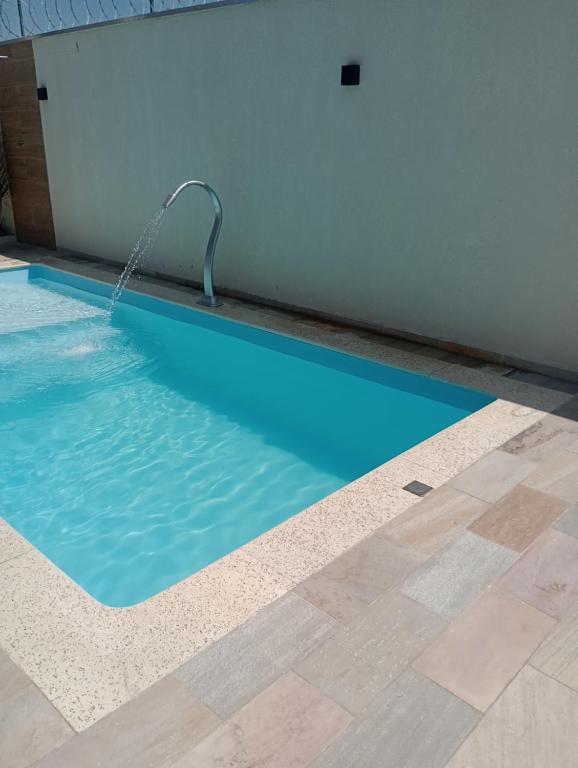 una piscina con una fuente de agua en Espaço Cris, en Pindamonhangaba