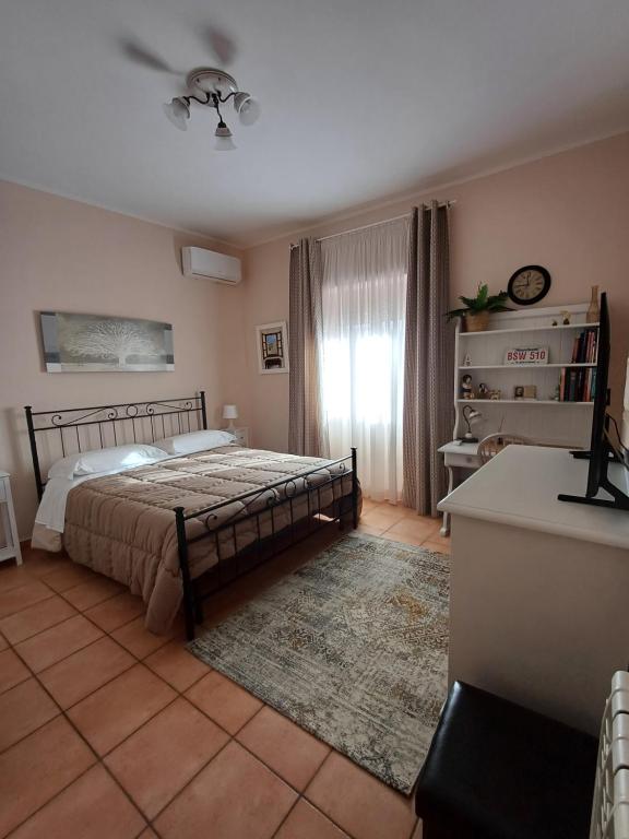 a bedroom with a large bed and a window at B&B Casa Tua in Venafro