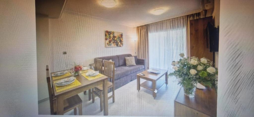 sala de estar con sofá y mesa en Jardines Paraisol, en Salou