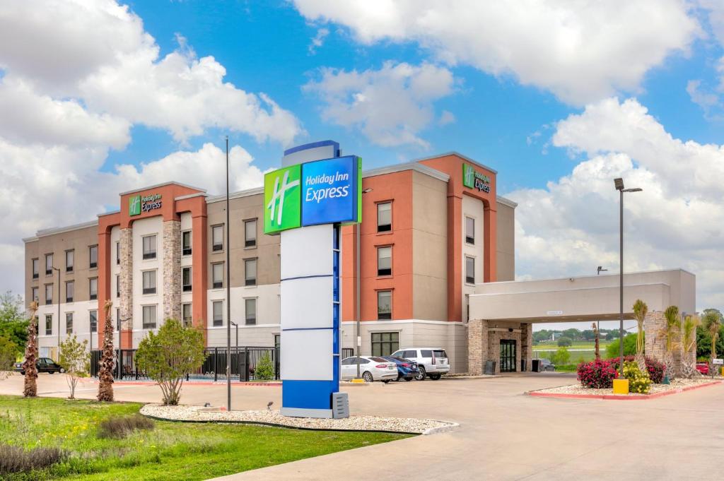 a hotel with a sign in front of a building at Holiday Inn Express Hillsboro I-35, an IHG Hotel in Hillsboro