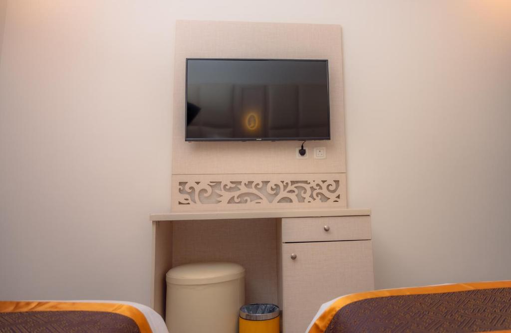 TV a/nebo společenská místnost v ubytování Areen Hotel فندق ارين