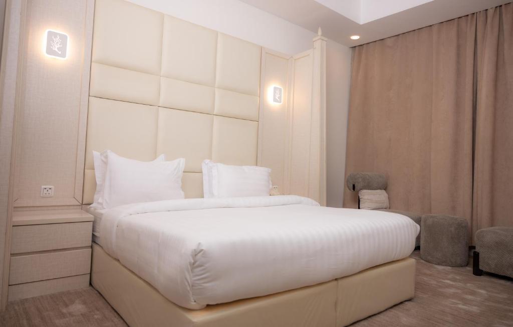 Postel nebo postele na pokoji v ubytování Areen Hotel فندق ارين