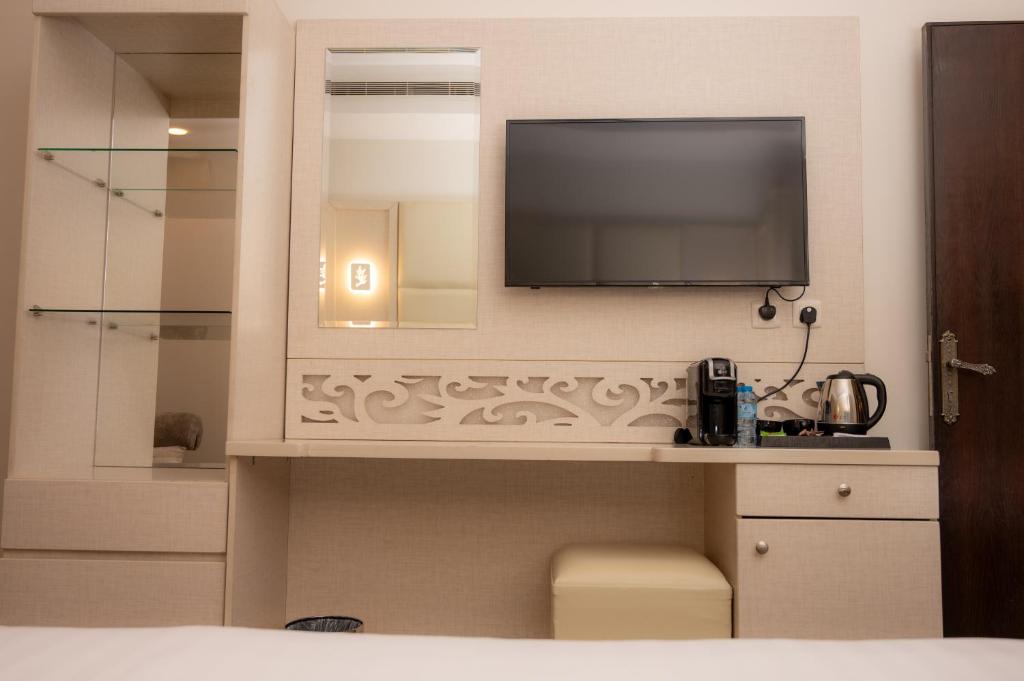 TV a/nebo společenská místnost v ubytování Areen Hotel فندق ارين