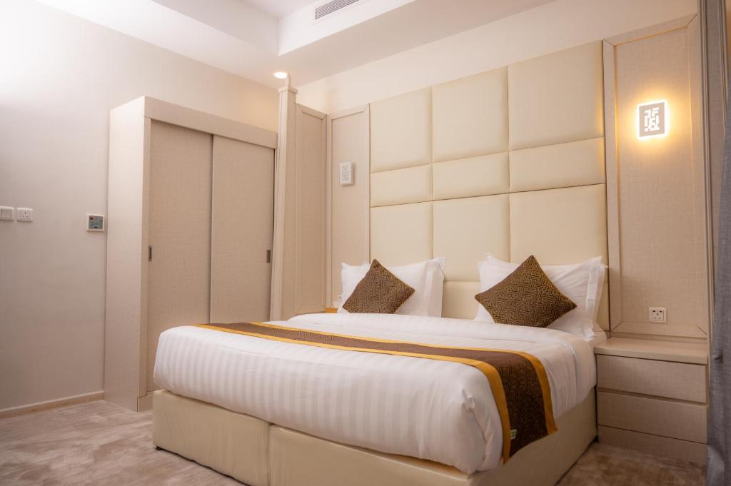 Postel nebo postele na pokoji v ubytování Areen Hotel فندق ارين