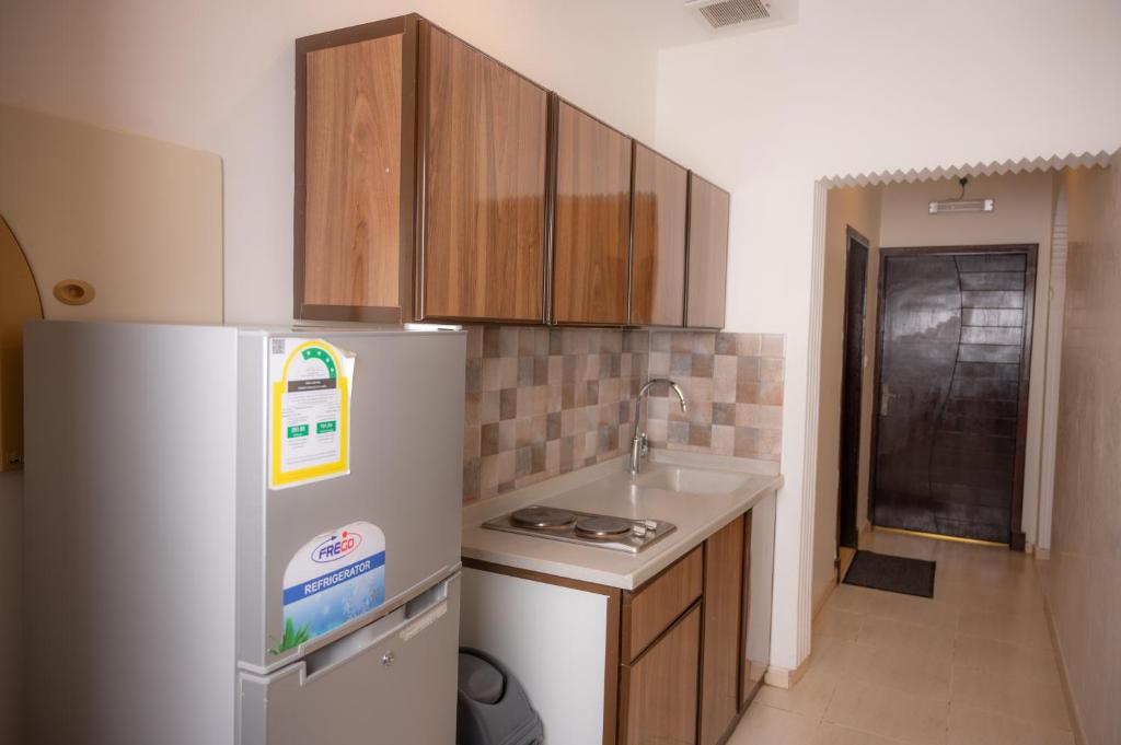 Kuchyň nebo kuchyňský kout v ubytování Areen Hotel فندق ارين