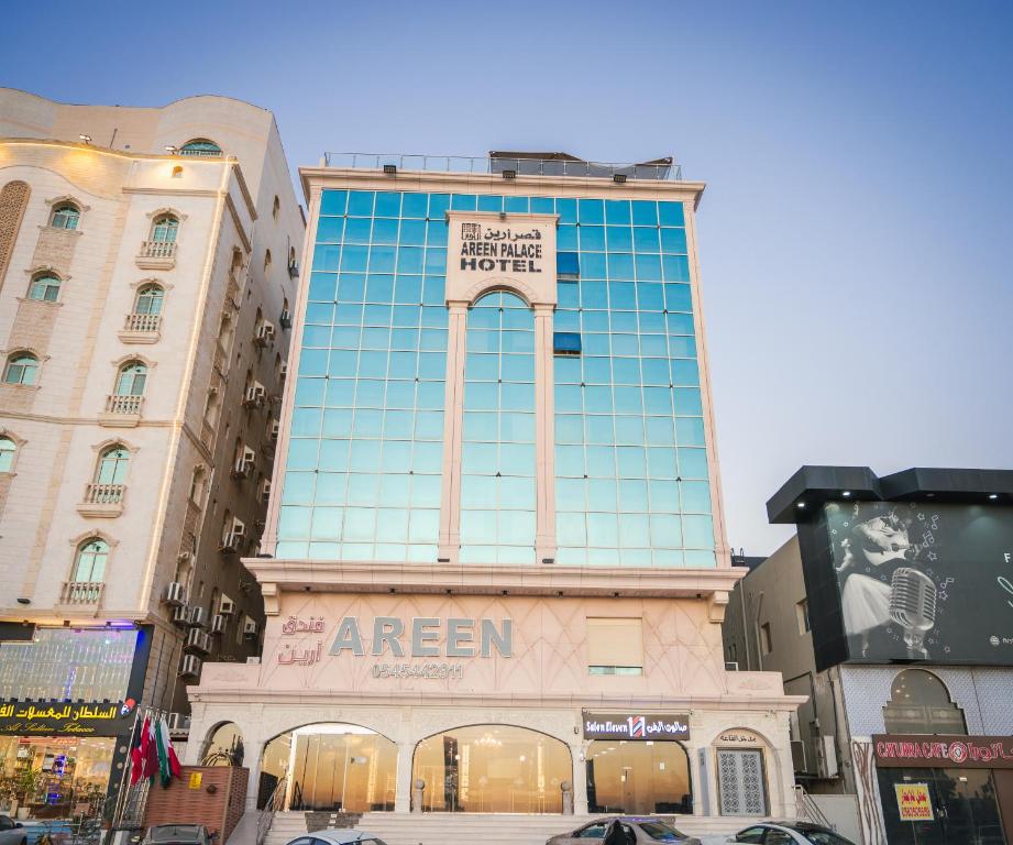 um grande edifício com uma placa em cima em Areen Hotel em Jeddah