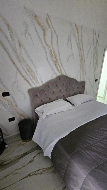 En eller flere senge i et værelse på HOTEL CRISARI