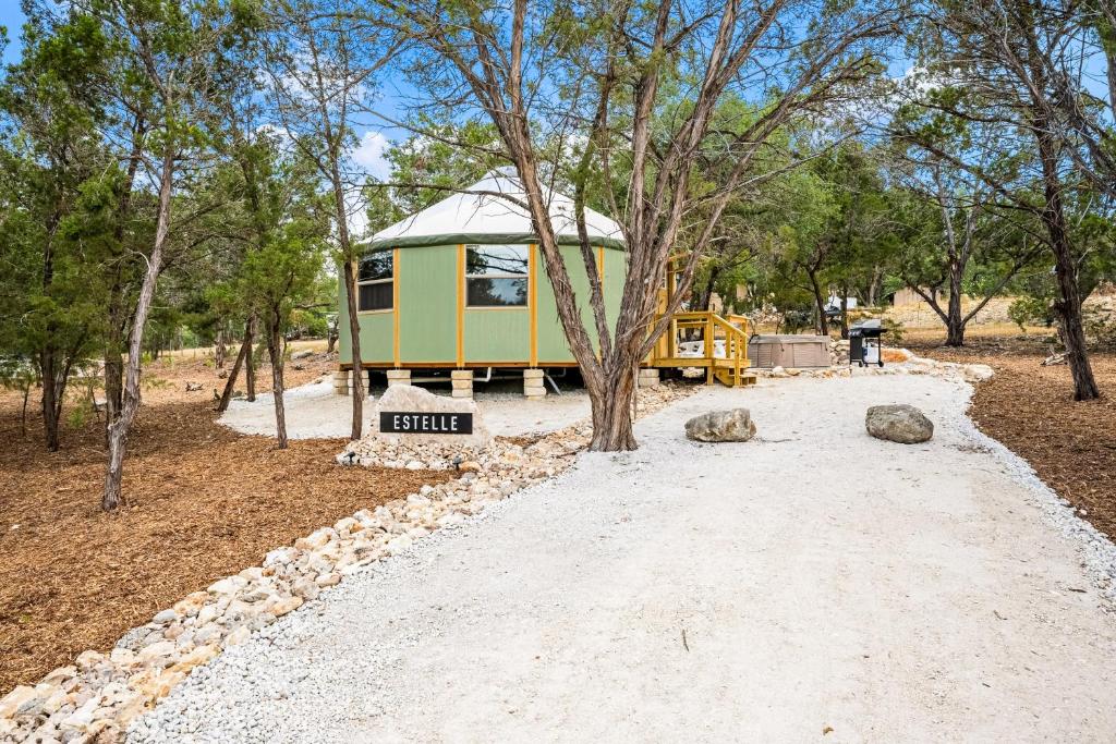 Una pequeña casa está siendo construida en el bosque en Estelle - Freedom Yurt Cabins, en Canyon Lake