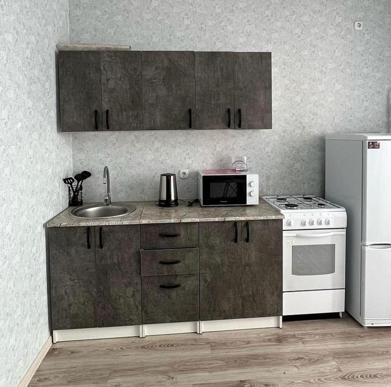 Η κουζίνα ή μικρή κουζίνα στο Комфортабельные - Уютные квартиры в Костанай (Береке)