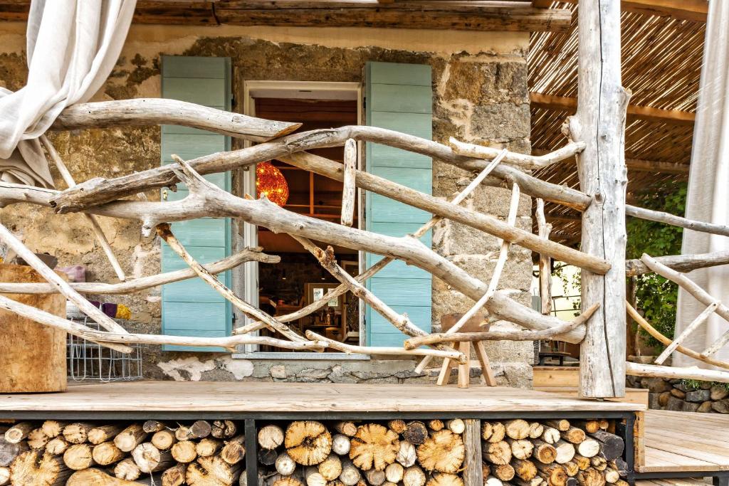Casa Melagrana في سيكيتو: نافذة منزل مع مجموعة من الاخشاب