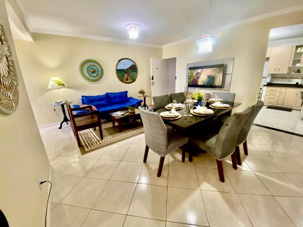 uma sala de jantar e sala de estar com mesa e cadeiras em Top Ap 3 Qts a 3 quadras da orla Sua família sem aperto Não sofra férias, desfrute-as em Aracaju