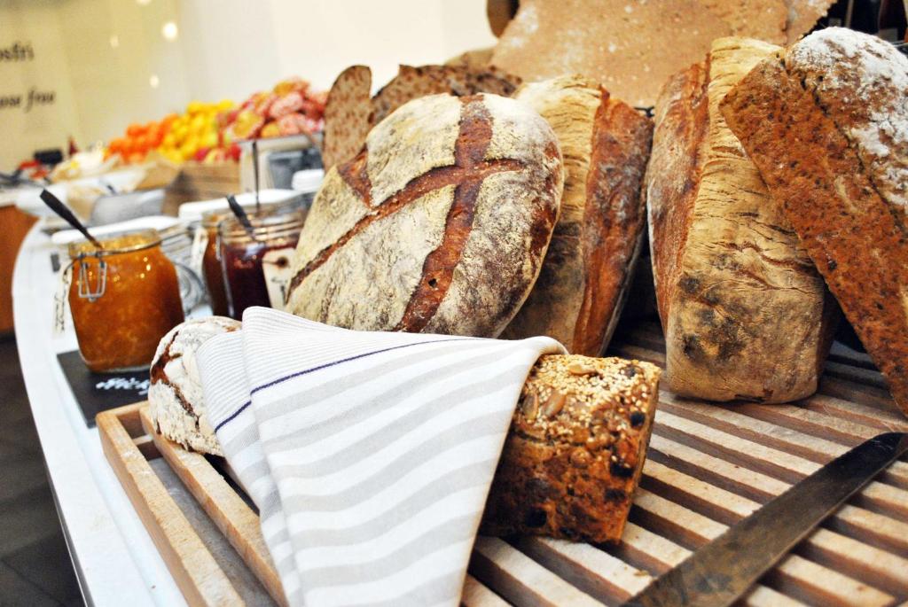 un mucchio di diversi tipi di pane su un tavolo di Radisson Blu Airport Terminal Hotel ad Arlanda