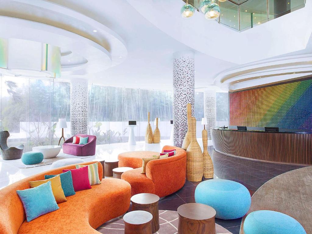 丹格朗的住宿－宜必思風格雅加達機場酒店，客厅配有色彩缤纷的家具和钢琴