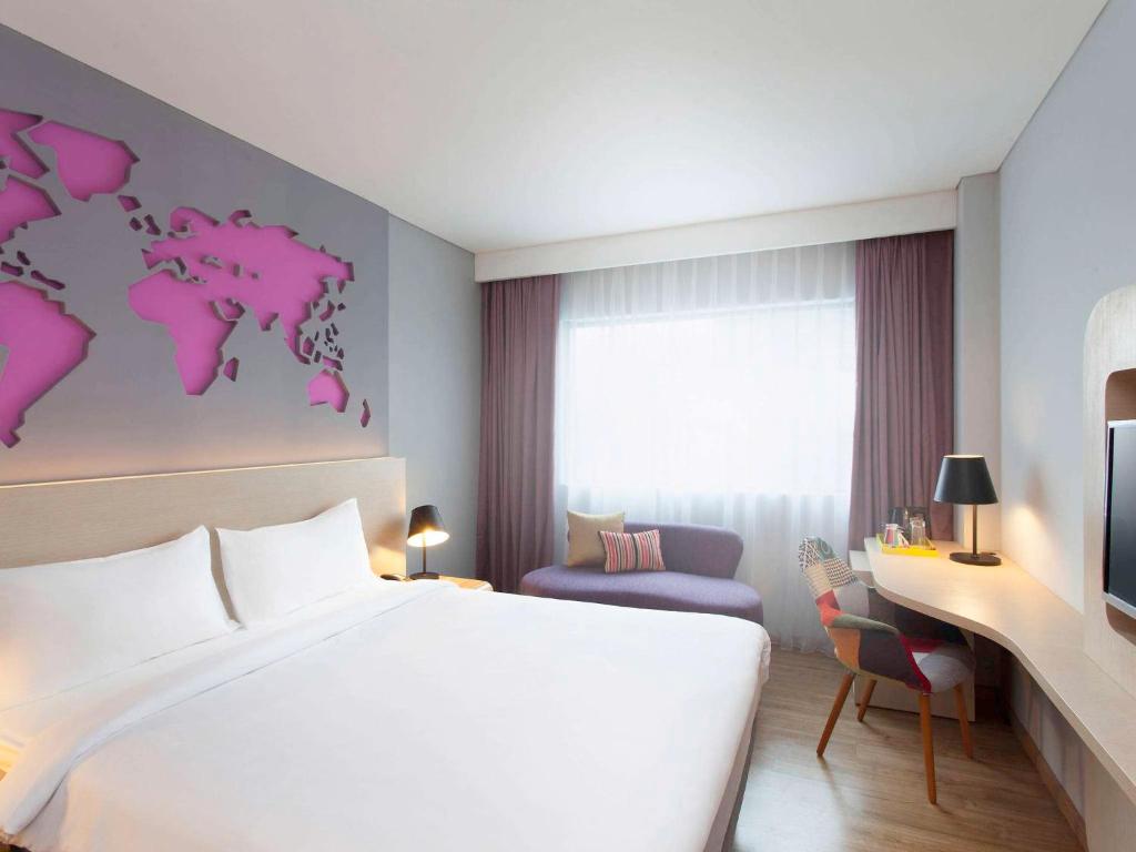 Postel nebo postele na pokoji v ubytování Ibis Styles Jakarta Airport