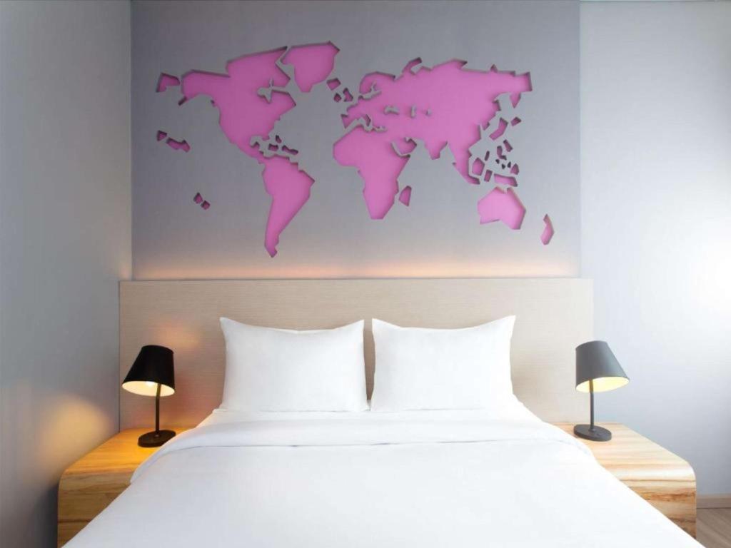 Postel nebo postele na pokoji v ubytování Ibis Styles Jakarta Airport