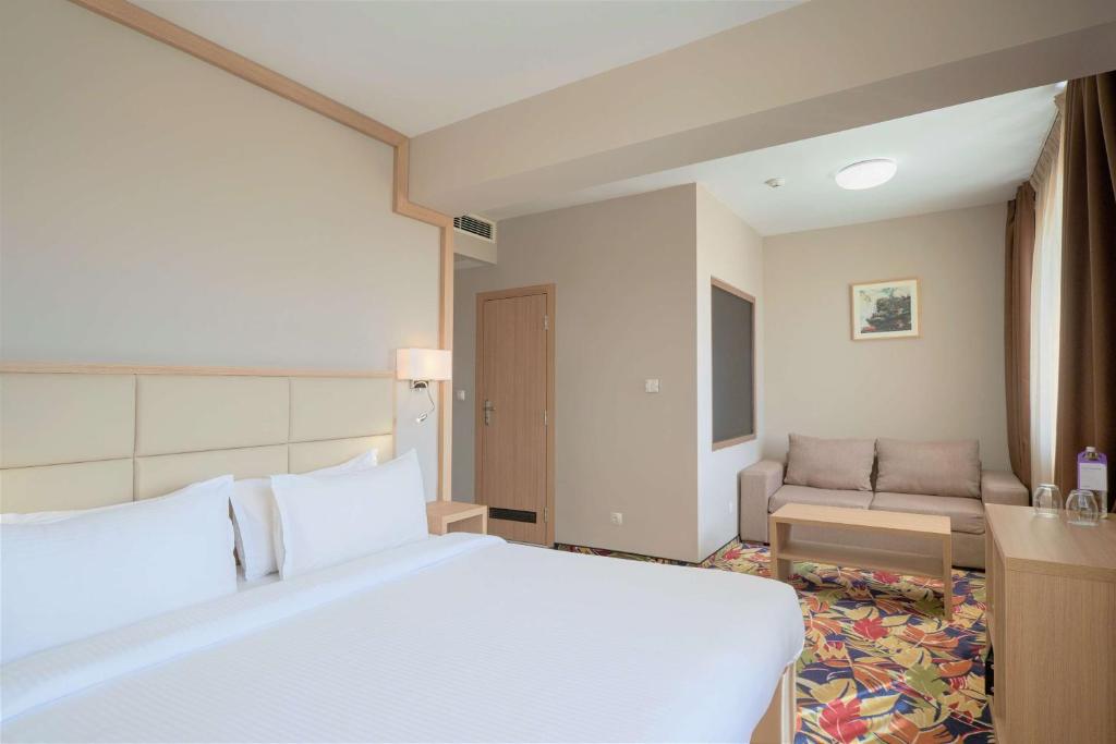 Säng eller sängar i ett rum på Radisson Hotel Plovdiv