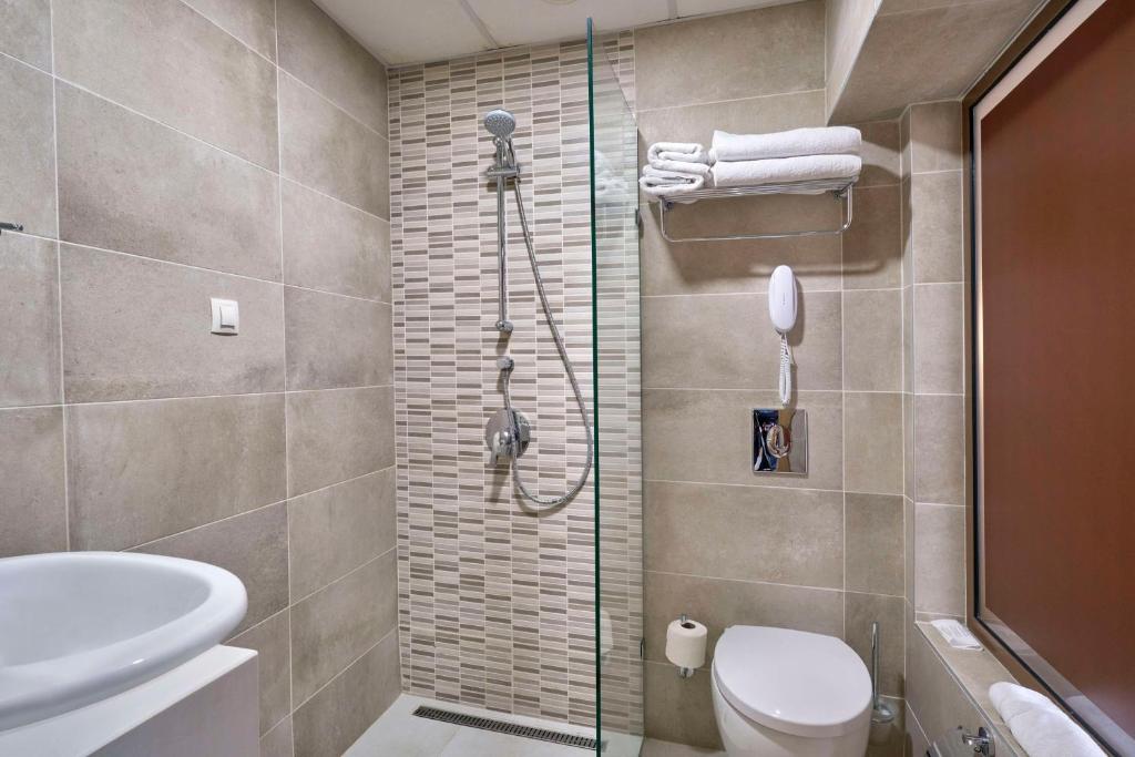 Ett badrum på Radisson Hotel Plovdiv