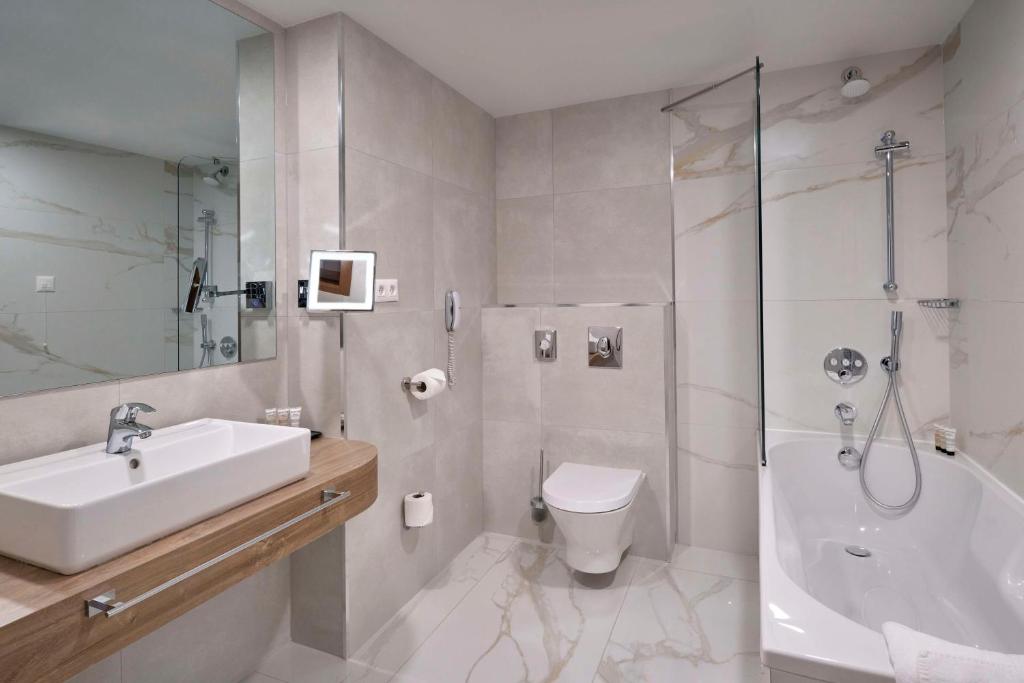 Ett badrum på Radisson Hotel Plovdiv