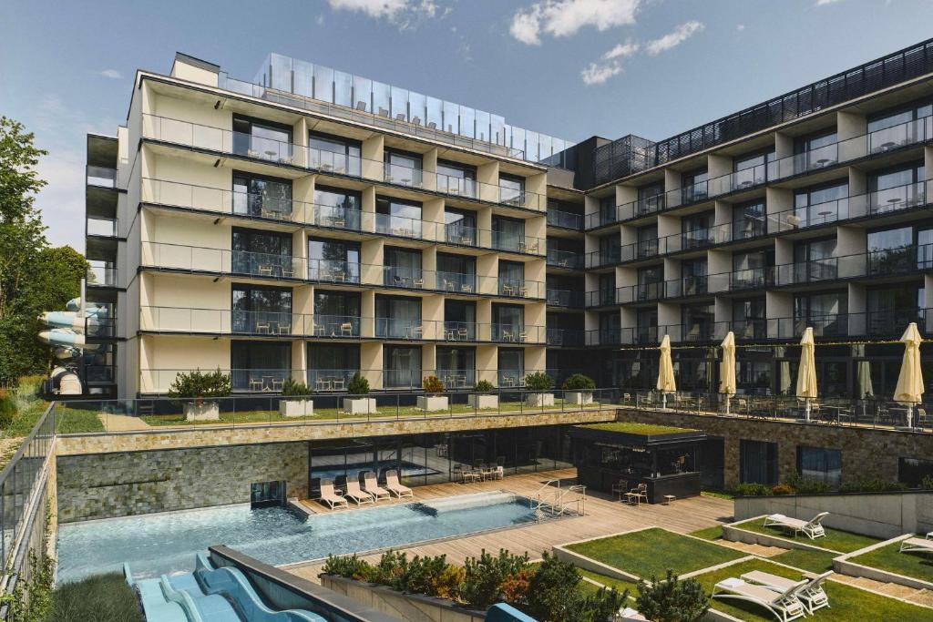 Bazén v ubytování Radisson Resort Kołobrzeg nebo v jeho okolí
