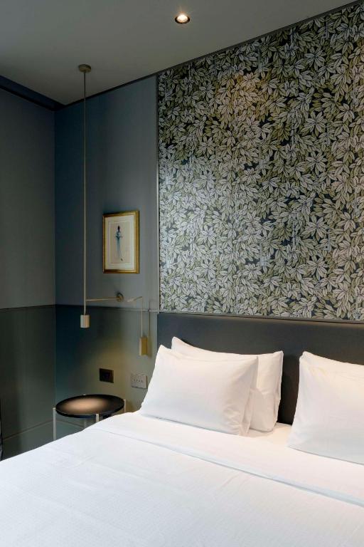 Postel nebo postele na pokoji v ubytování Radisson Collection Hotel, Roma Antica