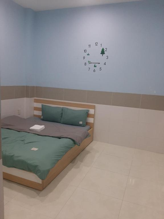 Een bed of bedden in een kamer bij NHÀ NGHỈ ANA