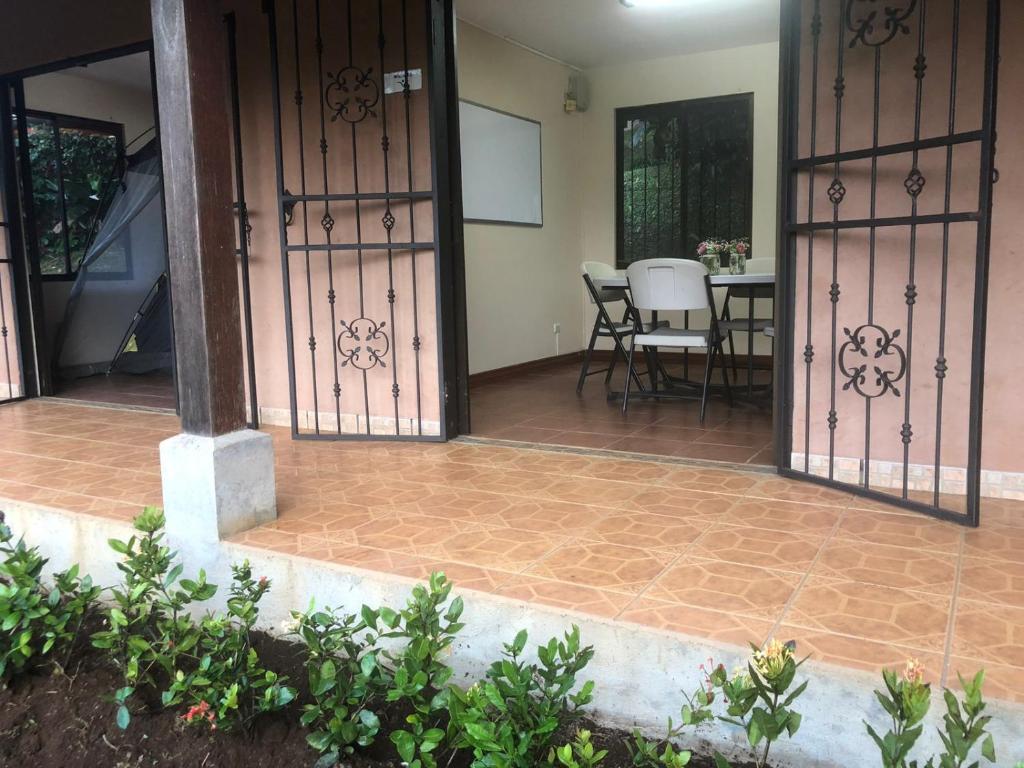 SERENITY BY NATURE في Carrillos: مدخل إلى منزل مع بوابات حديد مفروشة