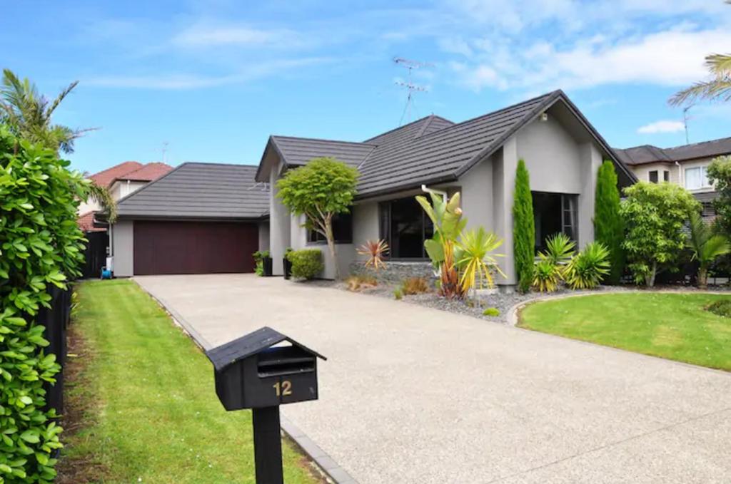 ein Haus mit Parkuhr davor in der Unterkunft Stunning Family Home in Auckland