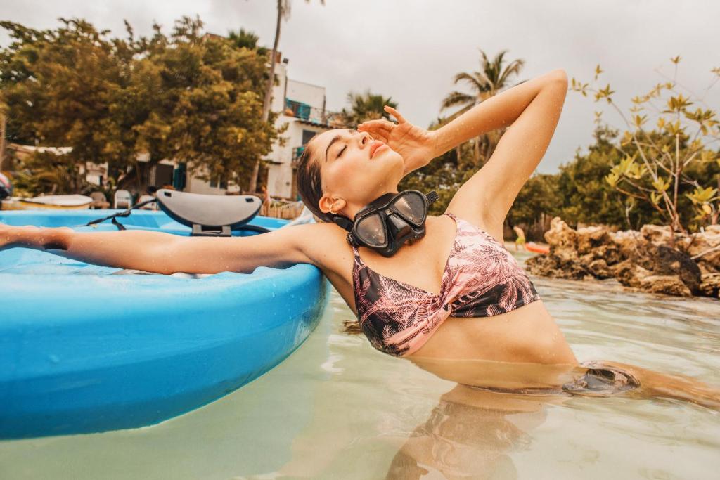 una donna che giace in acqua in una zattera anilatabile di Casa Tinti Hotel Boutique a Tintipan Island
