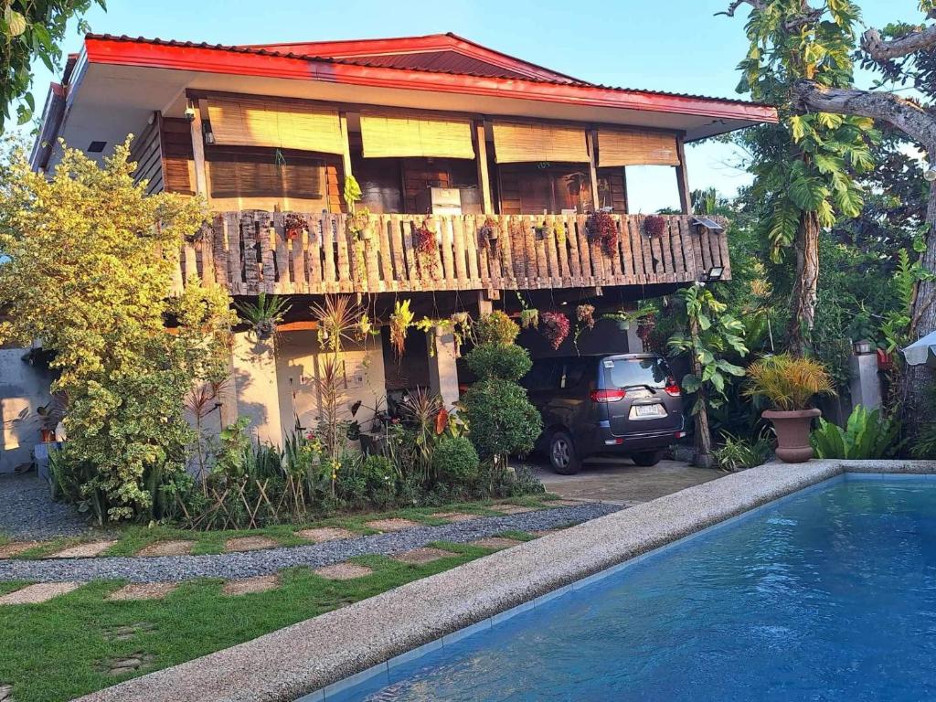 Casa con balcón y piscina en Casas de Ruumar Bed and Breakfast-Two rooms for family available, en Clarin