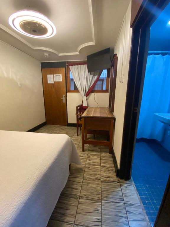 Postel nebo postele na pokoji v ubytování HOTEL FLAMINGOS DE CIUDAD GUZMAN
