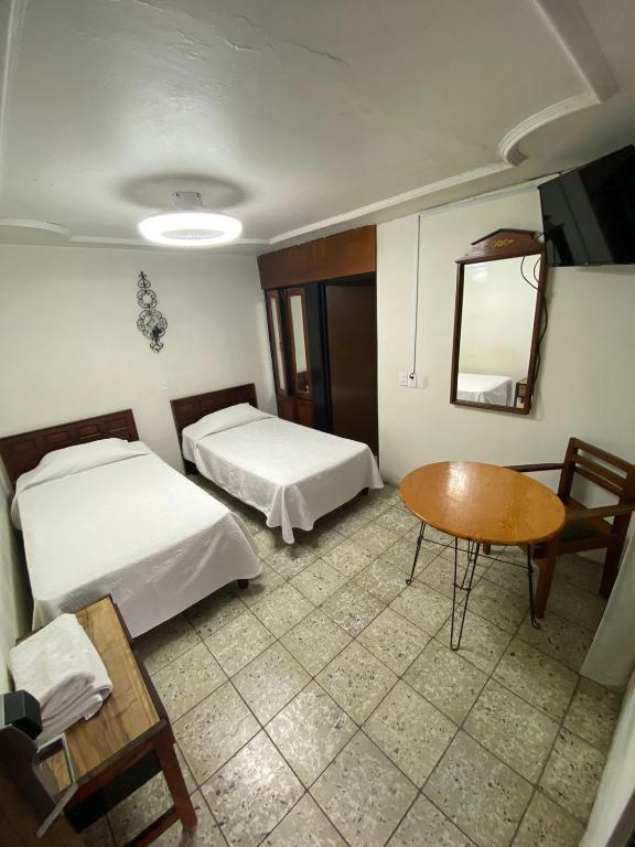 Postel nebo postele na pokoji v ubytování HOTEL FLAMINGOS DE CIUDAD GUZMAN