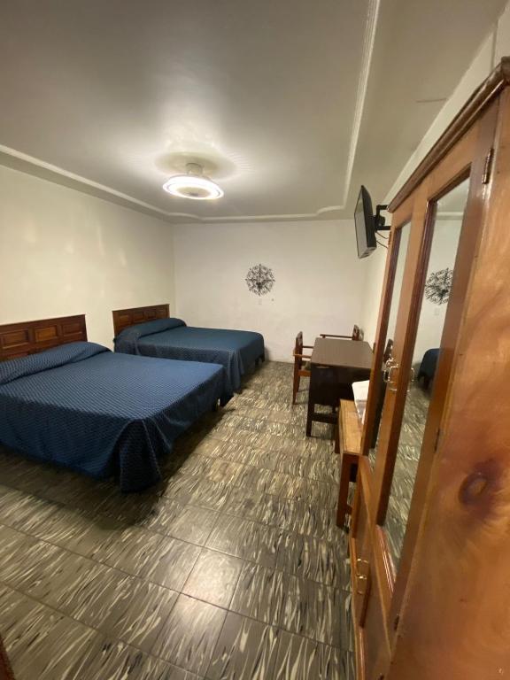 Postel nebo postele na pokoji v ubytování HOTEL FLAMINGOS DE CIUDAD GUZMAN