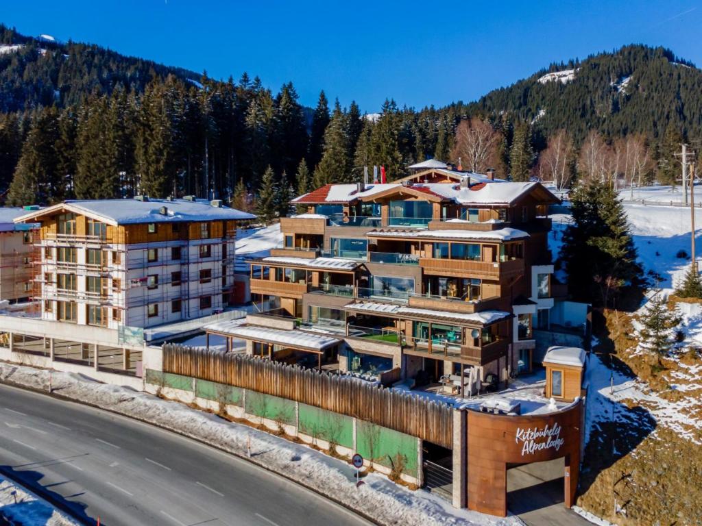 eine Luftansicht eines Resorts in den Bergen in der Unterkunft Kitzbüheler Alpenlodge Top A2 in Mittersill