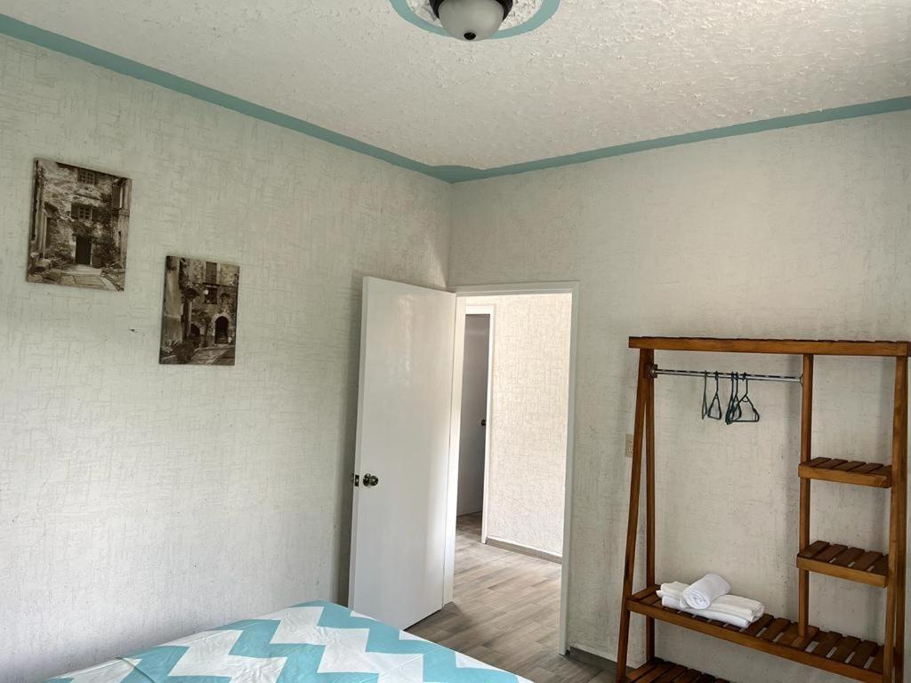 a bedroom with a bed and a ceiling at Departamento cómodo y céntrico en Malinalco. in Malinalco