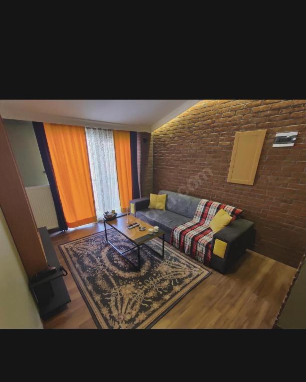 een woonkamer met een bank en een tafel bij REZİDANS in Istanbul