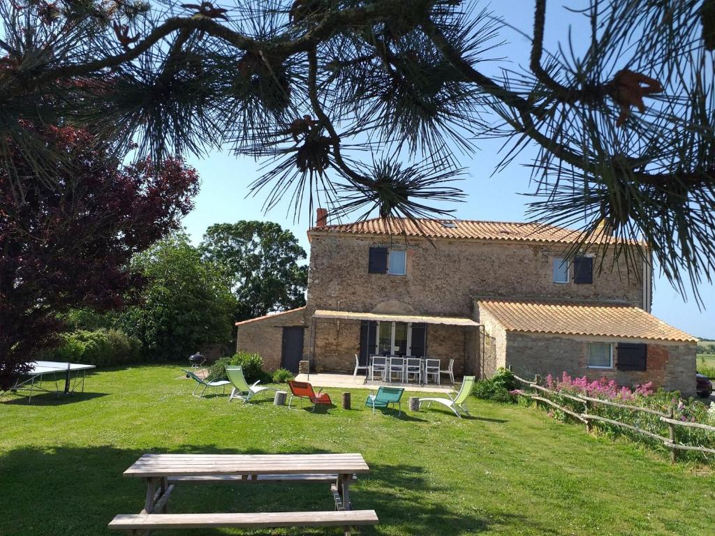 a building with a picnic table in front of it at Gîte Le Bernard, 6 pièces, 10 personnes - FR-1-426-164 in Le Bernard