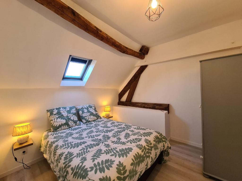 Posteľ alebo postele v izbe v ubytovaní Maison indépendante avec grand jardin, près de lacs et attractions touristiques, idéale pour famille - FR-1-591-381