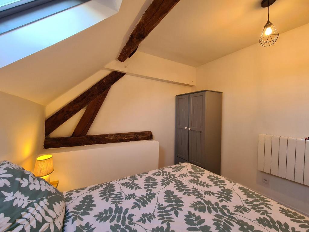 Posteľ alebo postele v izbe v ubytovaní Maison indépendante avec grand jardin, près de lacs et attractions touristiques, idéale pour famille - FR-1-591-381