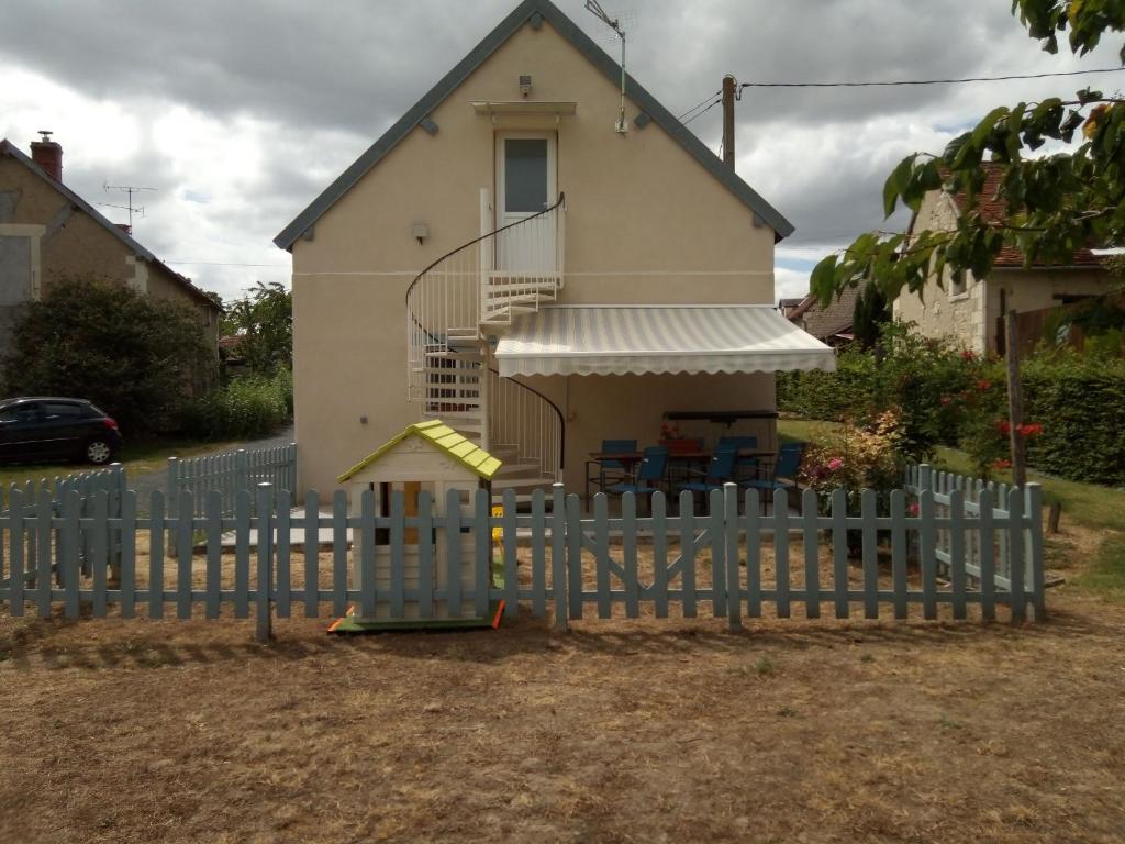 ein Haus mit einem Zaun davor in der Unterkunft Gîte Villentrois-Faverolles-en-Berry, 3 pièces, 6 personnes - FR-1-591-198 in Villentrois