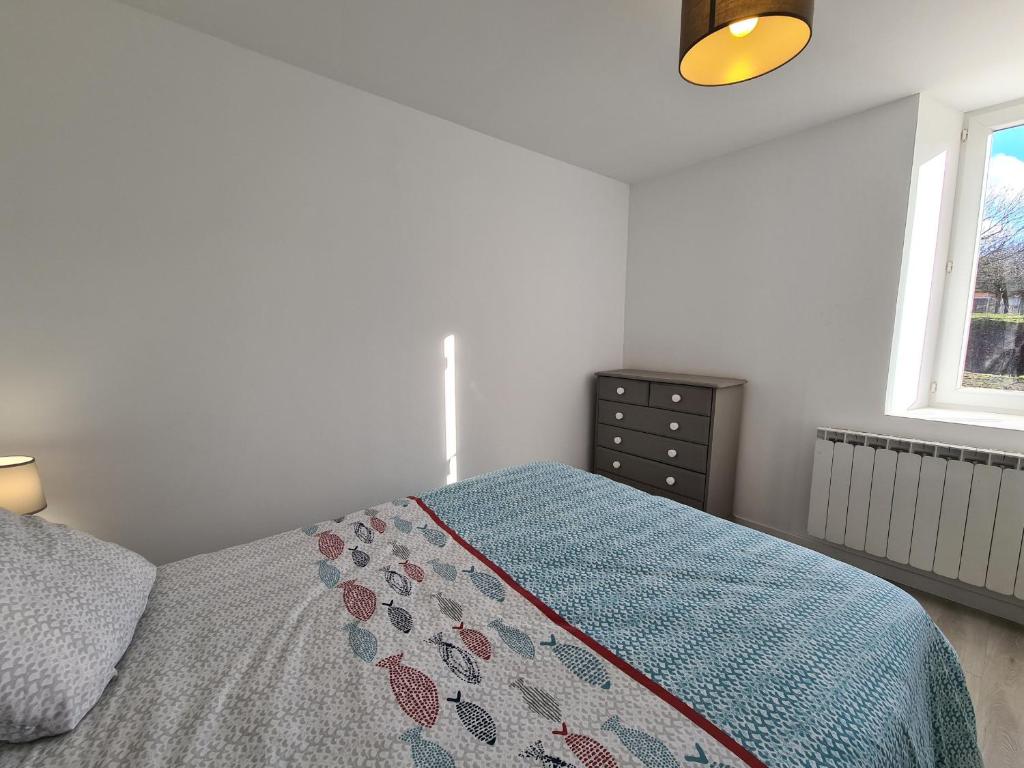 Posteľ alebo postele v izbe v ubytovaní Maison indépendante avec grand jardin, près de lacs et attractions touristiques, idéale pour famille - FR-1-591-381