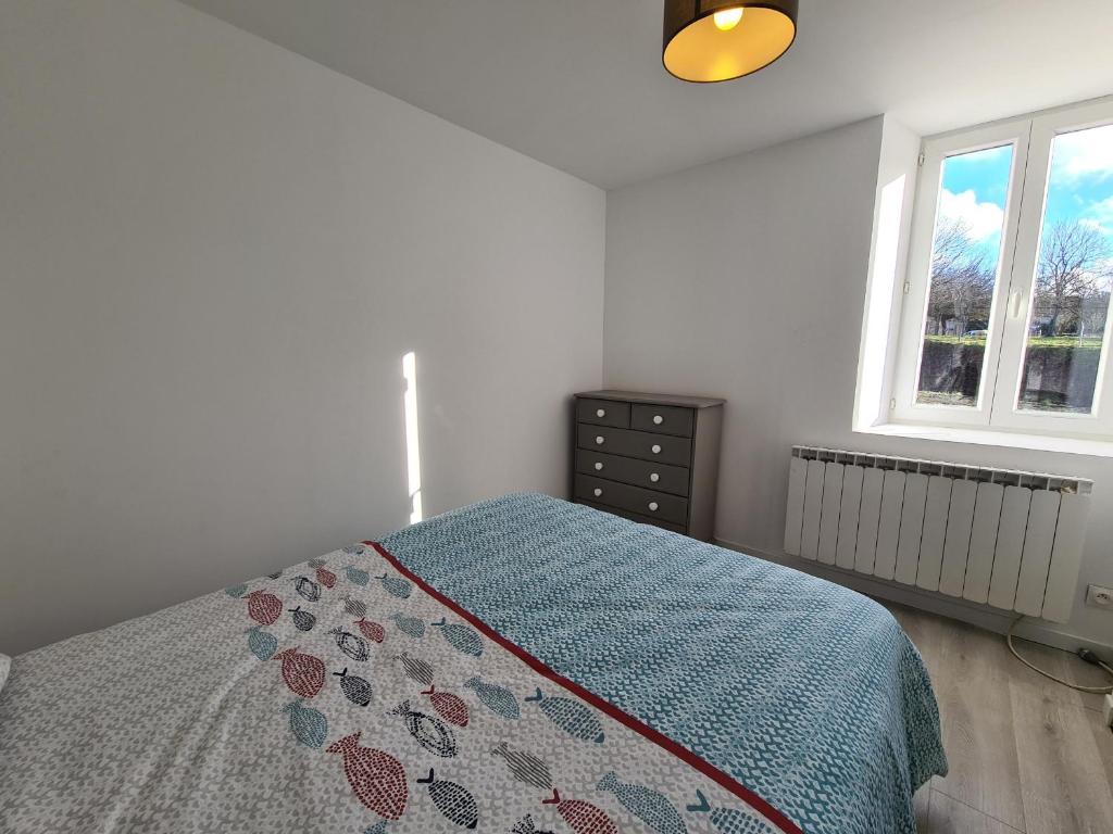 Posteľ alebo postele v izbe v ubytovaní Maison indépendante avec grand jardin, près de lacs et attractions touristiques, idéale pour famille - FR-1-591-381