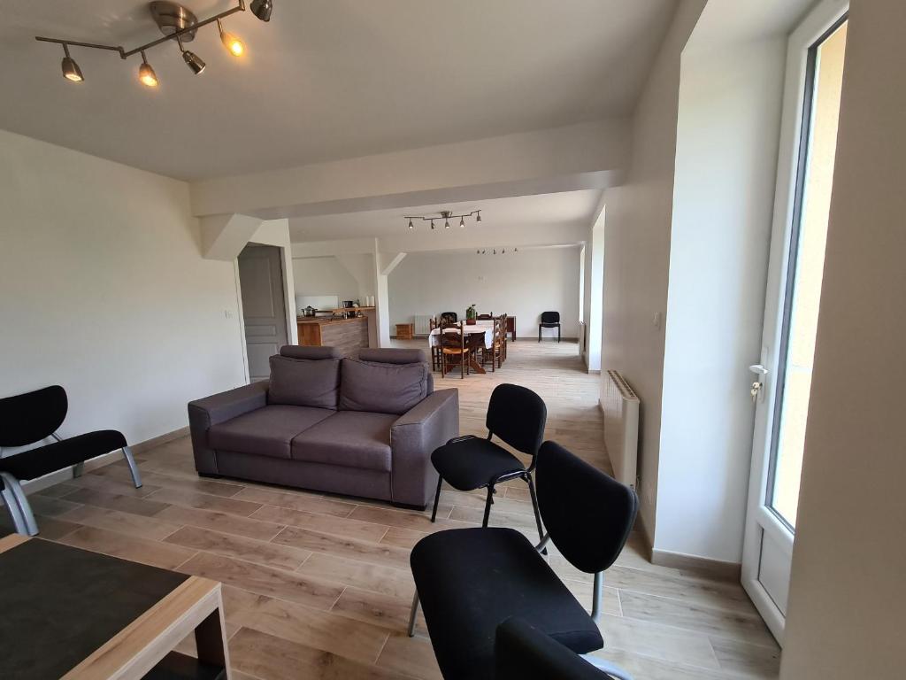 uma sala de estar com um sofá, cadeiras e uma mesa em Gîte Montierchaume, 4 pièces, 6 personnes - FR-1-591-359 em Montierchaume